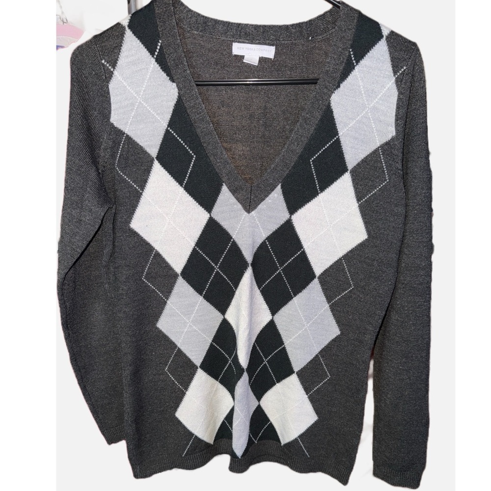 New York & Company- Gray Plaid V Neck Sweater Size Medium - Picture 3 of 8
